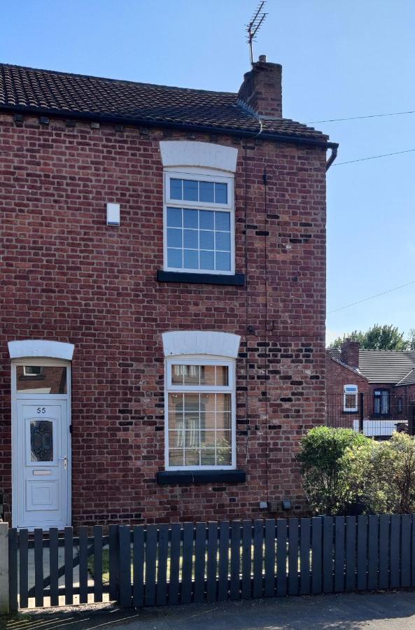 Victorian Semi Detached House Behind The High Street Villa Newton-le-Willows Exterior foto