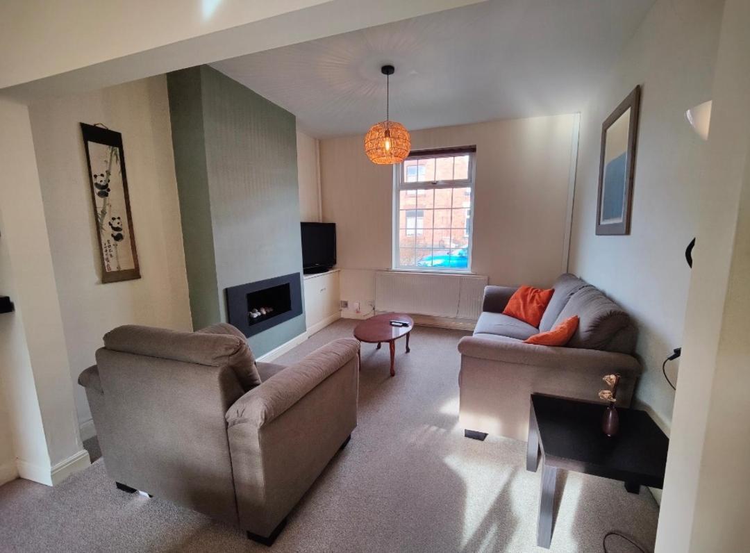 Victorian Semi Detached House Behind The High Street Villa Newton-le-Willows Exterior foto
