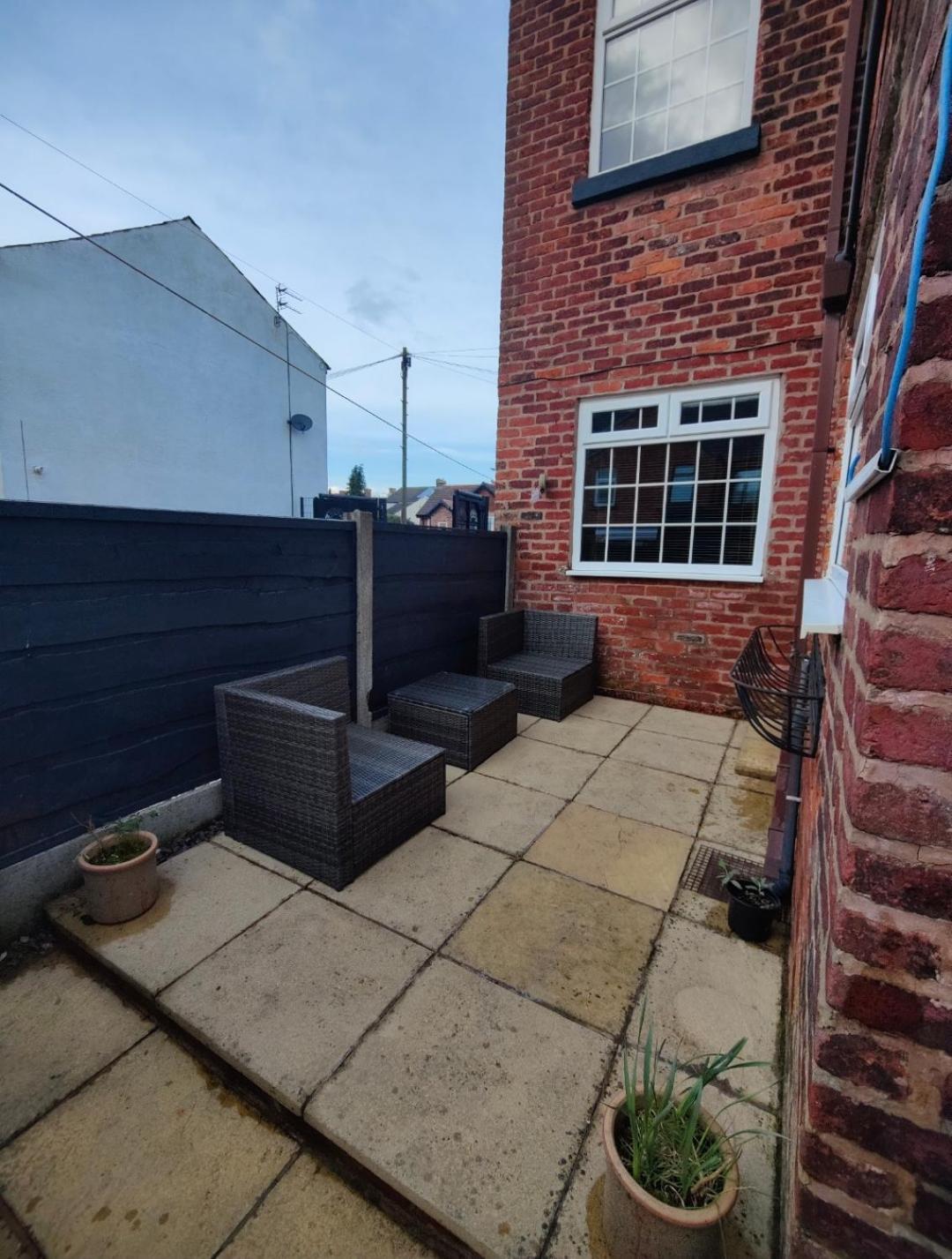 Victorian Semi Detached House Behind The High Street Villa Newton-le-Willows Exterior foto